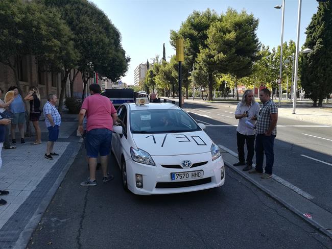 Taxi que reivindica el cumplimiento de la ratio 1/30 | EUROPA PRESS ep taxireivindicacumplimientola ratio 130