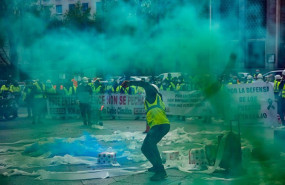 ep trabajadores de la factoria pontevedresa de ence se concentran con chalecos amarillos pancartas
