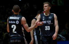 ep tyler haws junto a rousselle en un partido del retabet bilbao basket