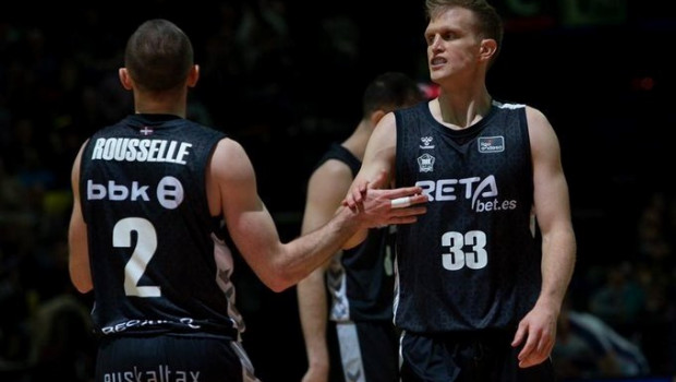 ep tyler haws junto a rousselle en un partido del retabet bilbao basket