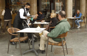 ep un camarero atiende a varios clientes en la terraza de un bar en palma mallorca