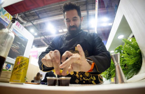 ep un hombre prepara una tapa durante la 45 edicion de la feria internacional de turismo fitur 2025