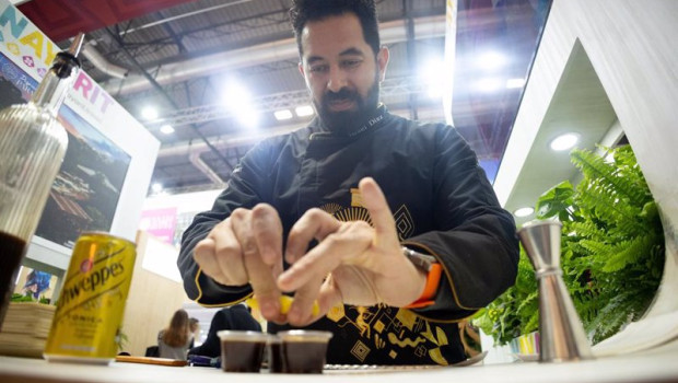 ep un hombre prepara una tapa durante la 45 edicion de la feria internacional de turismo fitur 2025
