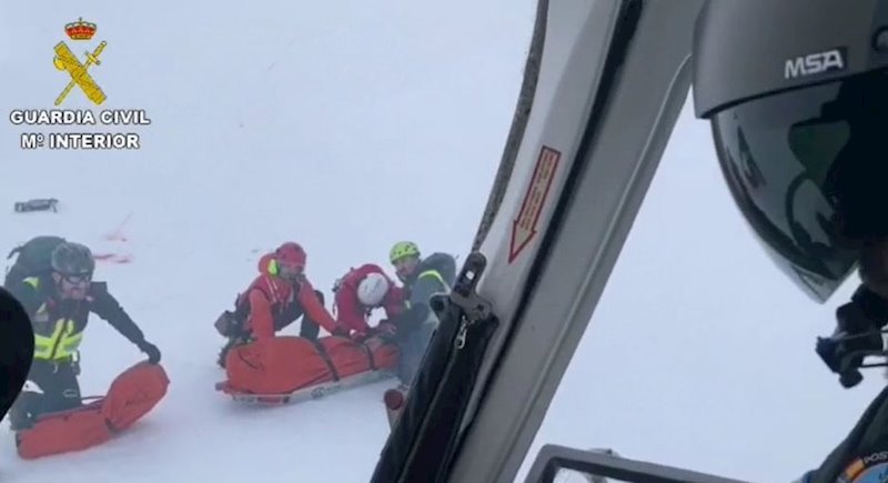 Un momento del rescate dfel montañero fallecido. | GUARDIA CIVIL ep un momento del rescate dfel montanero fallecido