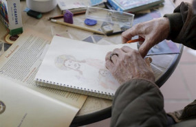 ep una anciana realiza un dibujo en el interior de la residencia de mayores jesus del buen amor en