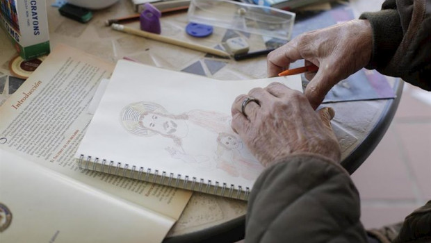 ep una anciana realiza un dibujo en el interior de la residencia de mayores jesus del buen amor en