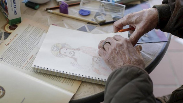 ep una anciana realiza un dibujo en el interior de la residencia de mayores jesus del buen amor en ep una anciana realiza un dibujo en el interior de la residencia de mayores jesus del buen amor en