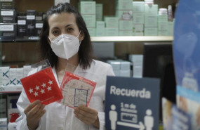 ep una farmaceutica muestra una mascarilla en la farmacia cea una de las 2882 farmacias madrilenas 20200513195013