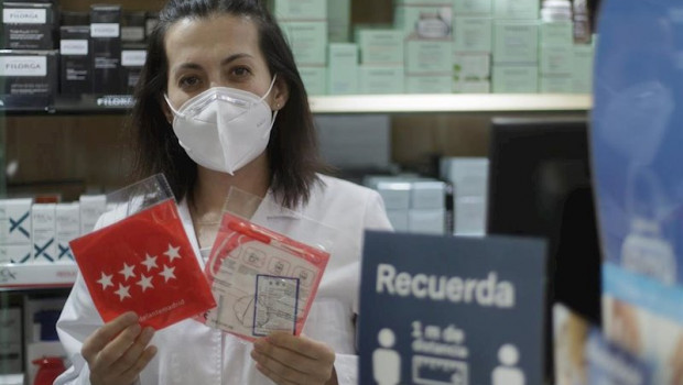 ep una farmaceutica muestra una mascarilla en la farmacia cea una de las 2882 farmacias madrilenas 20200513195013