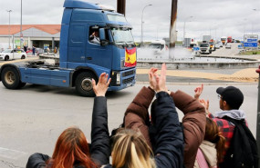 ep varias personas aplauden a los camioneros durante el noveno dia de paro nacional de