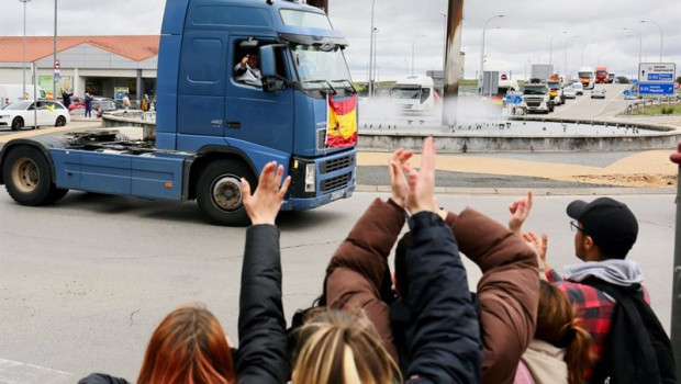 ep varias personas aplauden a los camioneros durante el noveno dia de paro nacional de