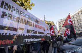 ep varias personas con banderas y una pancarta de cgt en una concentracion para denunciar el bloqueo