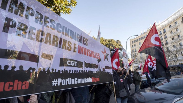 ep varias personas con banderas y una pancarta de cgt en una concentracion para denunciar el bloqueo