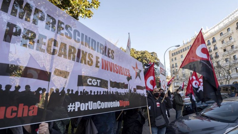 Varias personas con banderas y una pancarta de CGT, en una concentración para denunciar el bloqueo de la negociación del convenio sectorial del Contact Center, en la Plaza de la Lealtad, a 22 de febrero de 2022, en Madrid (España). | Alberto Ortega - Europa Press ep varias personas con banderas y una pancarta de cgt en una concentracion para denunciar el bloqueo