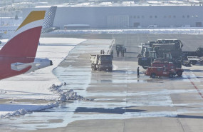 ep varios camiones distribuidos en la pista del aeropuerto madrid-barajas adolfo suarez