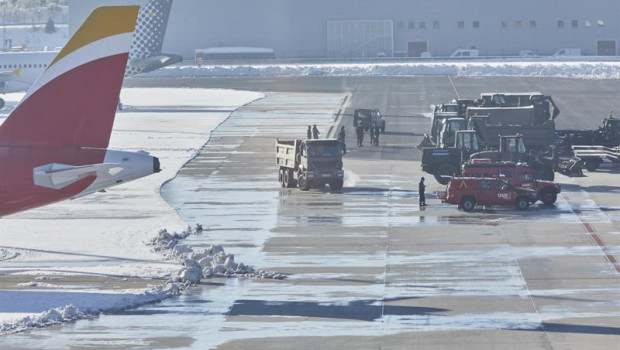 ep varios camiones distribuidos en la pista del aeropuerto madrid-barajas adolfo suarez