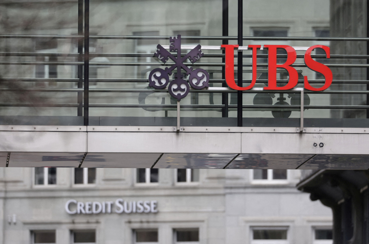 les logos de credit suisse et de l ubs a zurich 