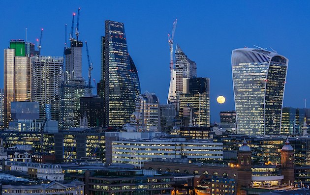 Wikimedia Commons: Colin city london skyline moon