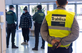 ep agentes de la guardia civil y empleados de seguridad vigilan a los pasajeros en el interior del