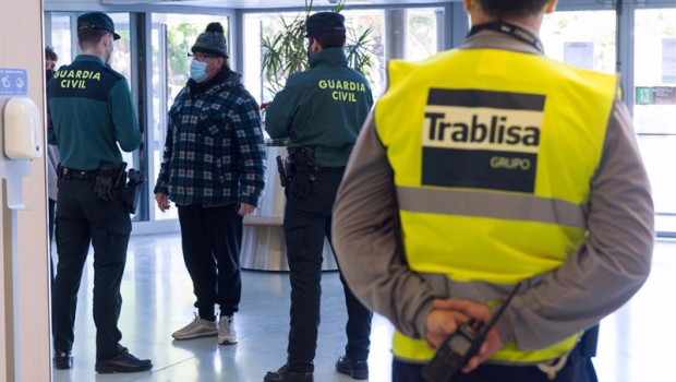 ep agentes de la guardia civil y empleados de seguridad vigilan a los pasajeros en el interior del