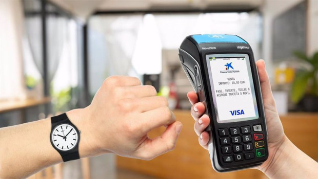 ep archivo   caixabank y visa facilitan el pago en comercios a traves de relojes analogicos swatch