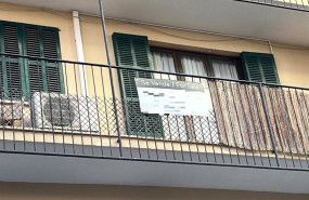 ep archivo   cartel de se vende en el balcon de un piso en palma de mallorca