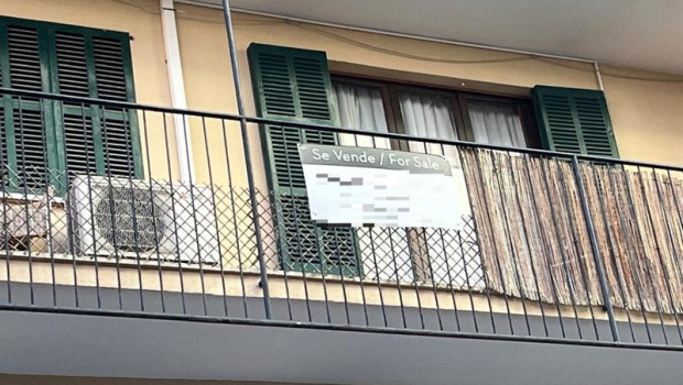 ep archivo   cartel de se vende en el balcon de un piso en palma de mallorca