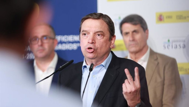 ep archivo   el ministro de agricultura pesca y alimentacion luis planas durante la atencion a los