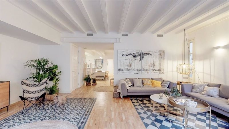 Las pernoctaciones extrahoteleras bajan un 46,7% en los cuatro primeros meses