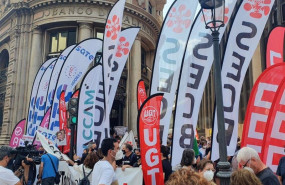 ep archivo trabajadores de caixabank protestando contra el ere en valncia durante una huelga en ep archivo trabajadores de caixabank protestando contra el ere en valncia durante una huelga en