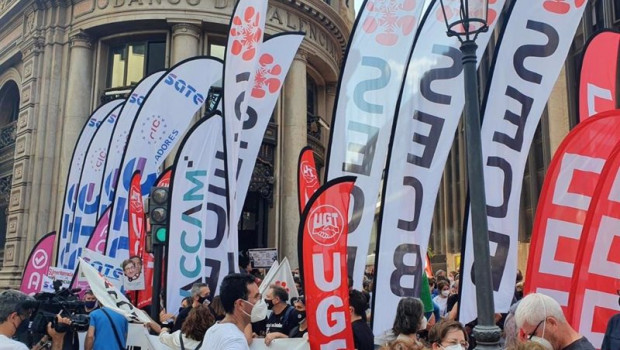 ep archivo trabajadores de caixabank protestando contra el ere en valncia durante una huelga en ep archivo trabajadores de caixabank protestando contra el ere en valncia durante una huelga en