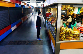 ep archivo   un cliente compra en uno de los pocos puestos del mercado de atarazanas