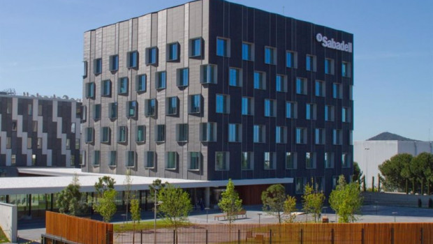 ep archivo un edifici del banc sabadell ep archivo un edifici del banc sabadell