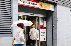ep archivo   una mujer en una oficina de empleo