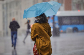 ep archivo   una persona camina por el centro de la capital en una jornada marcada por las lluvias y