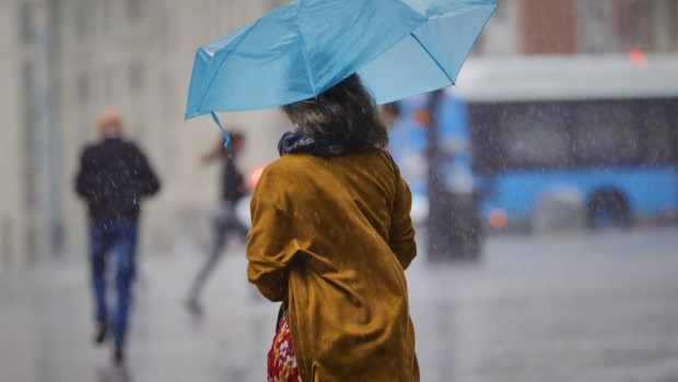 ep archivo   una persona camina por el centro de la capital en una jornada marcada por las lluvias y