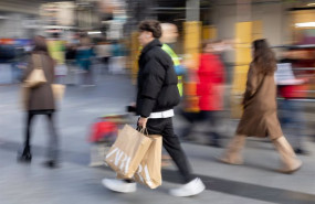 ep archivo   varias personas con bolsas durante las rebajas del pasado mes de enero