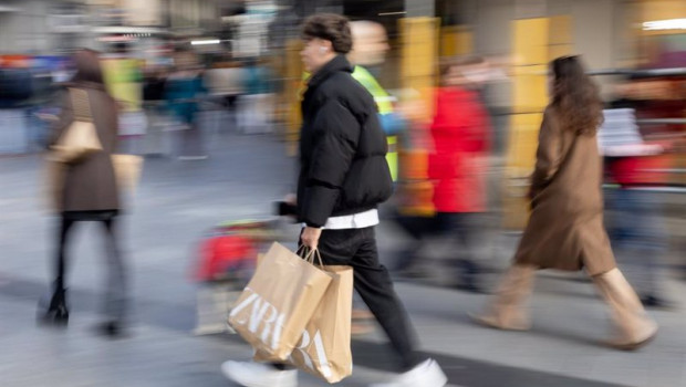 ep archivo   varias personas con bolsas durante las rebajas del pasado mes de enero