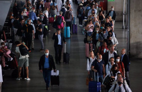 ep archivo   varias personas esperan la cola de los taxis en la terminal 4 t4 del aeropuerto adolfo