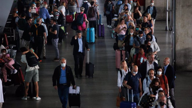 ep archivo   varias personas esperan la cola de los taxis en la terminal 4 t4 del aeropuerto adolfo