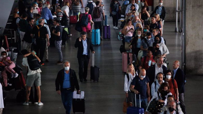 ep archivo varias personas esperan la cola de los taxis en la terminal 4 t4 del aeropuerto adolfo ep archivo varias personas esperan la cola de los taxis en la terminal 4 t4 del aeropuerto adolfo