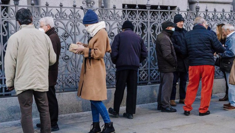 ep archivo varias personas hacen cola para contratar letras del tesoro en el banco de espana a 3 ep archivo varias personas hacen cola para contratar letras del tesoro en el banco de espana a 3