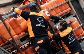 ep archivo   varios butaneros cogen una bombona de butano en plena crisis del coronavirus donde muy