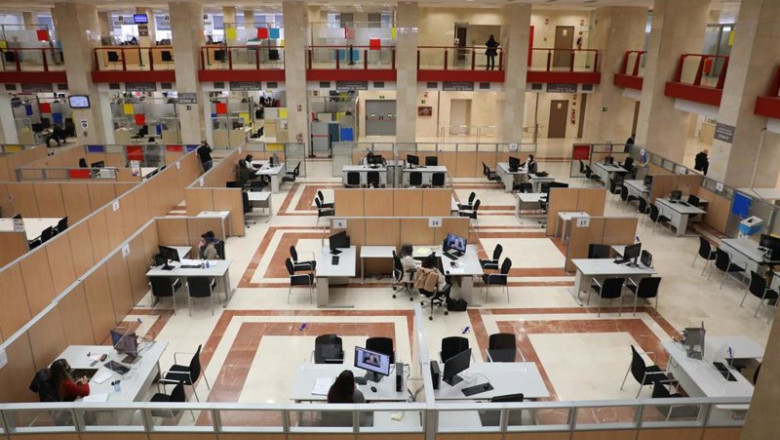 ep archivo   varios empleados trabajando en una oficina de la agencia tributaria