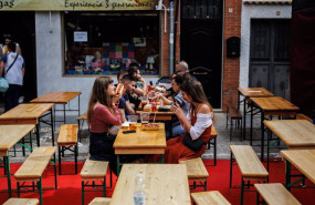 ep archivo   varios jovenes beben cerveza y comen algo en la terraza de un baren el alamo madrid