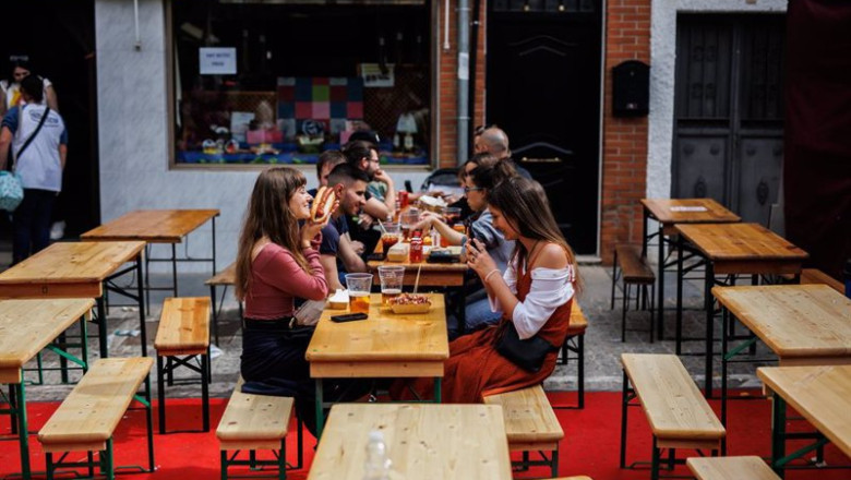 ep archivo   varios jovenes beben cerveza y comen algo en la terraza de un baren el alamo madrid