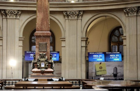 ep archivo varios paneles del ibex 35 en el palacio de la bolsa a 21 de abril de 2022 en madrid ep archivo varios paneles del ibex 35 en el palacio de la bolsa a 21 de abril de 2022 en madrid