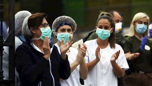 ep bomberos realizan junto a trabajadores de correos el aplauso a los sanitarios en la puerta
