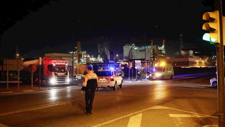 ep bombers i serveis demergncia acudeixen a lexplosio a la planta petroquimica de la canonja