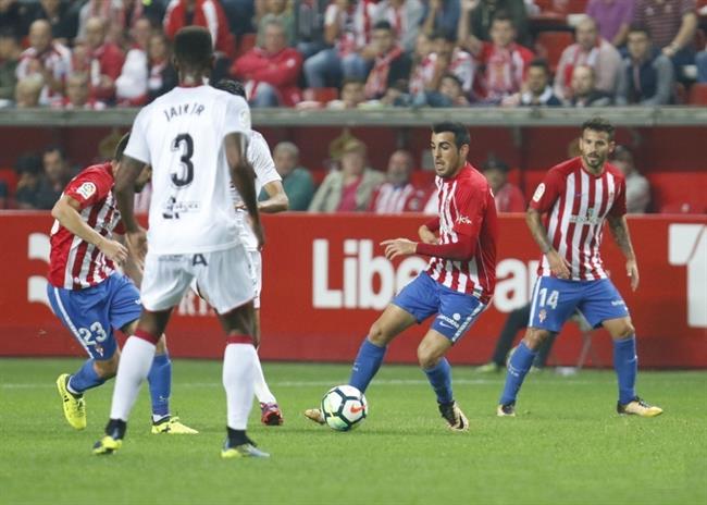 Carlos Castro, del Sporting, en un partido ante el Huesca | LALIGA ep carlos castro del sporting enpartidohuesca